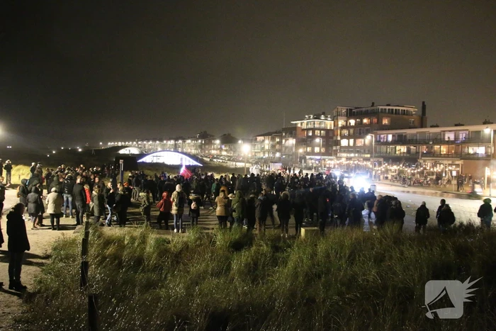 Vuurwerk en muziek bij corona demonstratie