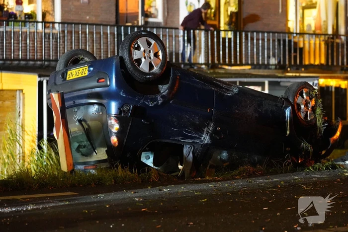 Auto raakt van de weg en belandt op zijn kop