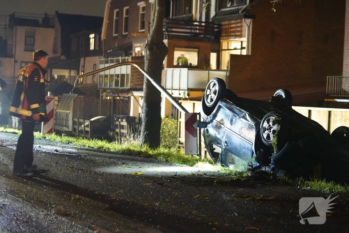 Auto raakt van de weg en belandt op zijn kop