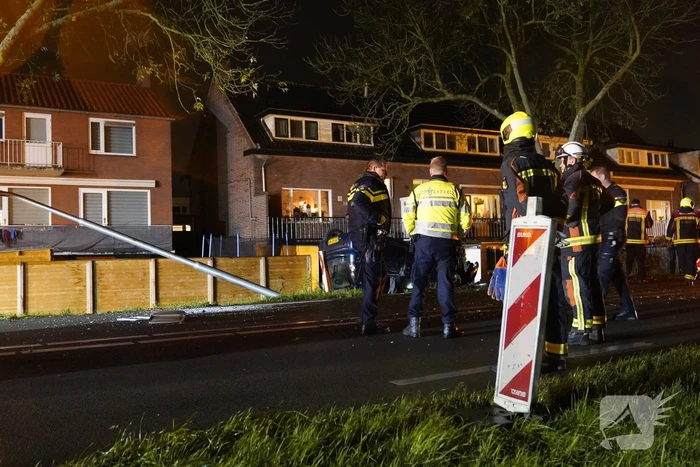 Auto raakt van de weg en belandt op zijn kop