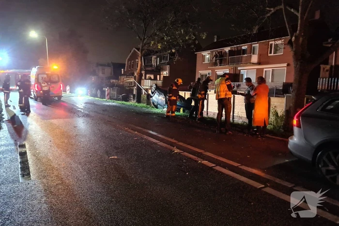 Auto raakt van de weg en belandt op zijn kop