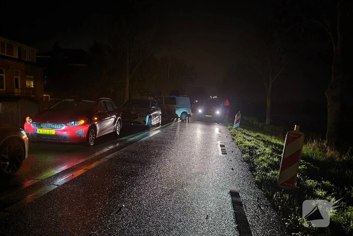 Auto raakt van de weg en belandt op zijn kop