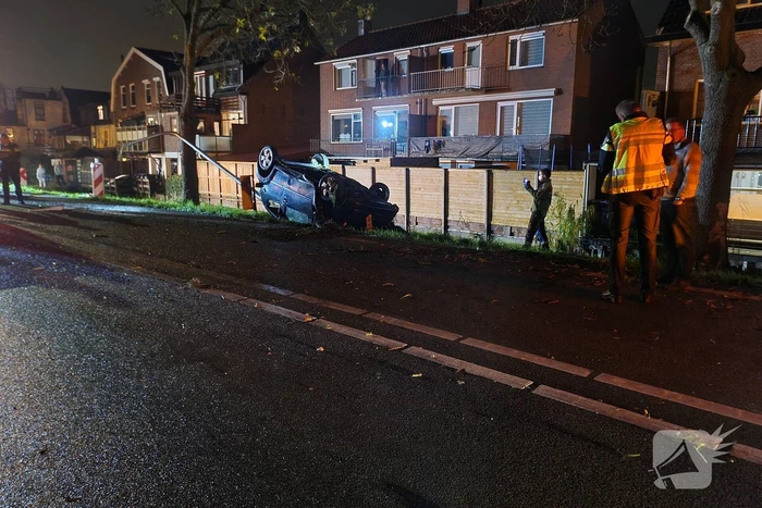 Auto raakt van de weg en belandt op zijn kop