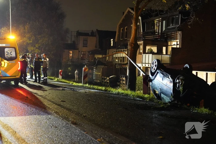 Auto raakt van de weg en belandt op zijn kop