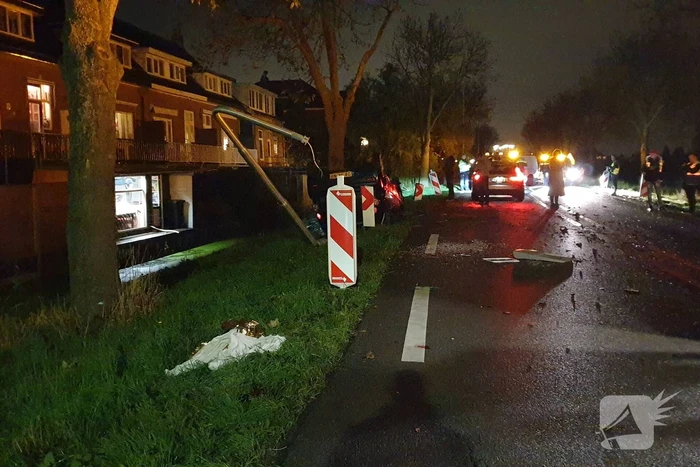 Auto raakt van de weg en belandt op zijn kop