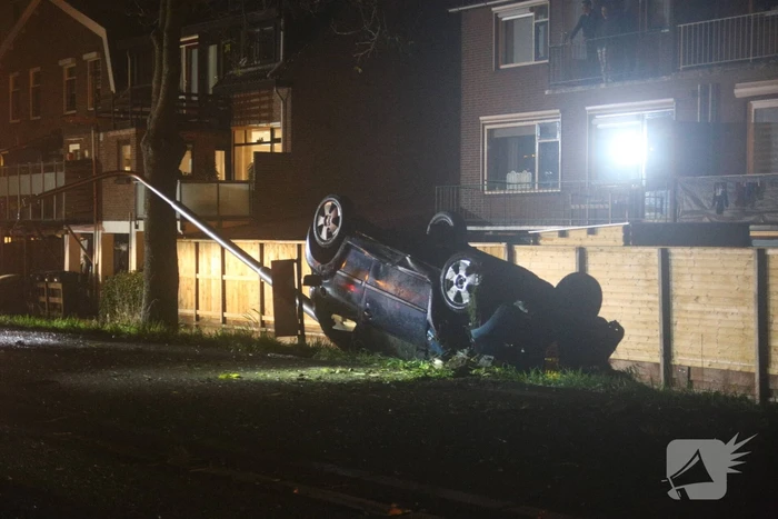 Auto raakt van de weg en belandt op zijn kop
