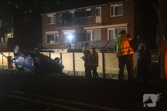 Auto raakt van de weg en belandt op zijn kop