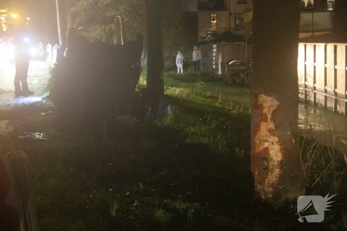 Auto raakt van de weg en belandt op zijn kop