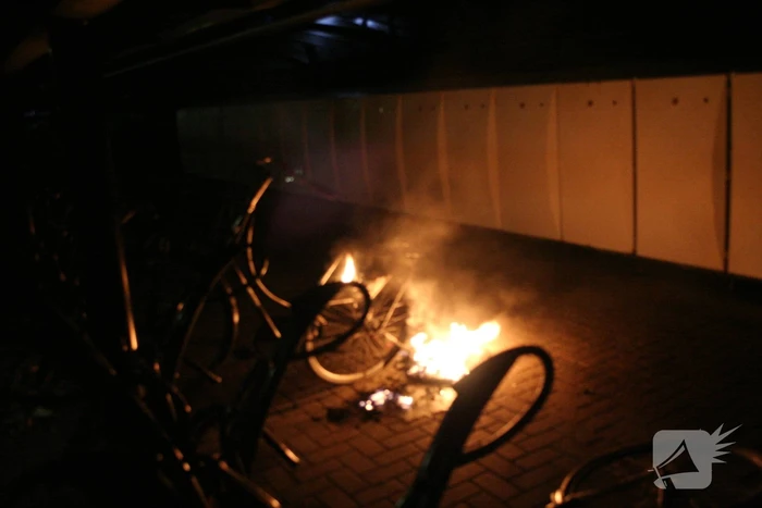 Agenten blussen brandende fiets