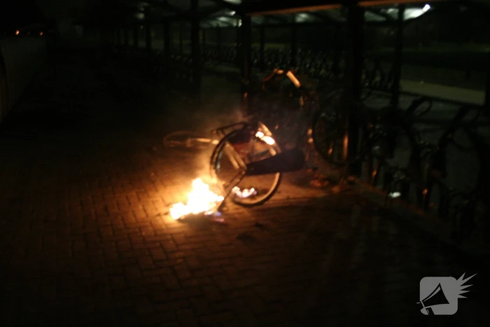 Agenten blussen brandende fiets