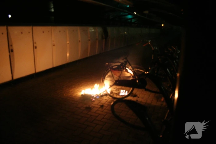 Agenten blussen brandende fiets