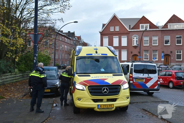 Dame aangereden, auto rijdt door