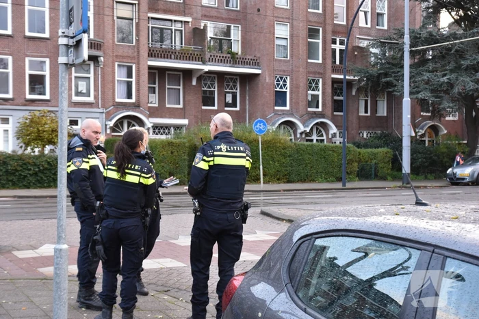 Dame aangereden, auto rijdt door