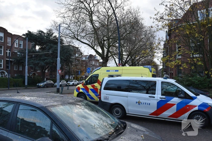 Dame aangereden, auto rijdt door