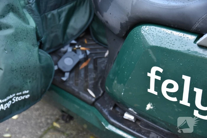 Dame aangereden, auto rijdt door