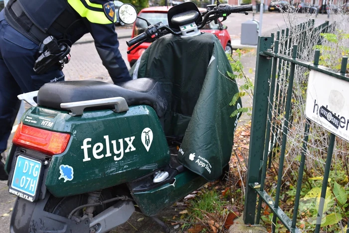 Dame aangereden, auto rijdt door