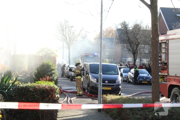 Uitslaande brand in dak van woning