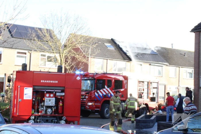 Uitslaande brand in dak van woning