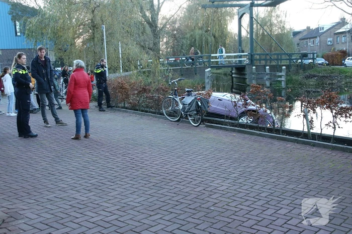 Bestuurder rijdt personenauto het water in