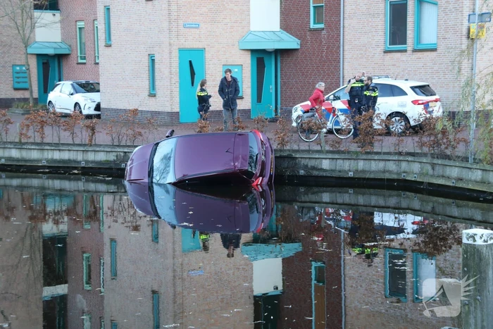 Bestuurder rijdt personenauto het water in