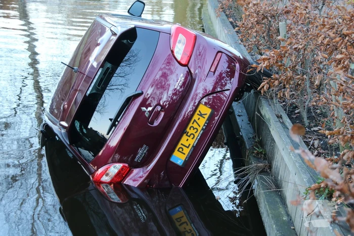 Bestuurder rijdt personenauto het water in