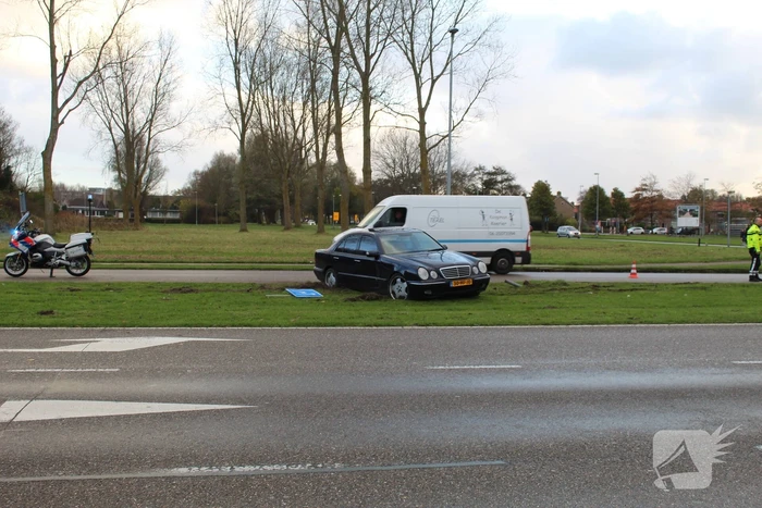 Bestuurder verliest macht over het stuur en botst tegen verkeersbord
