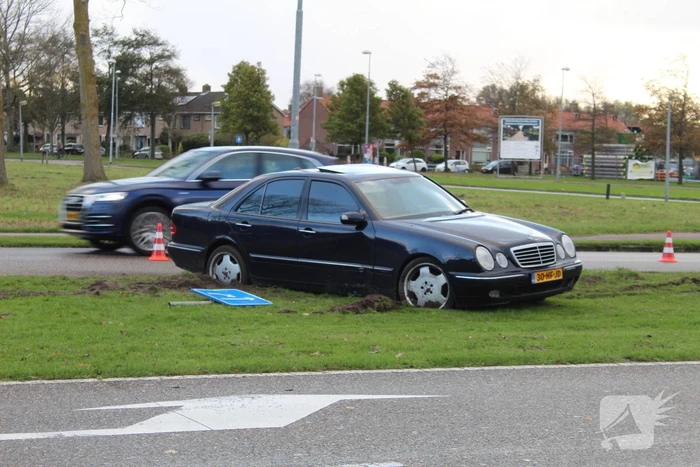 Bestuurder verliest macht over het stuur en botst tegen verkeersbord