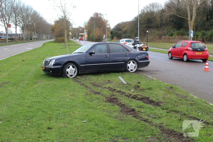 Bestuurder verliest macht over het stuur en botst tegen verkeersbord