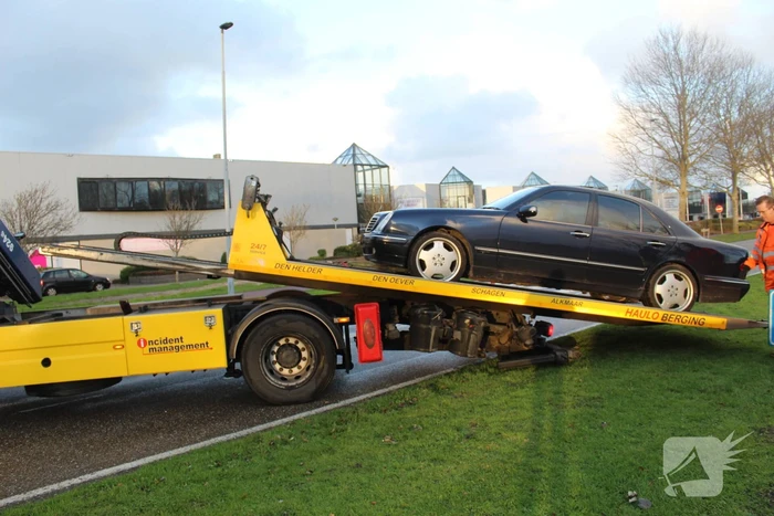 Bestuurder verliest macht over het stuur en botst tegen verkeersbord