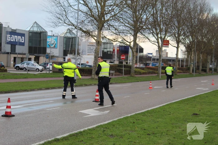 Bestuurder verliest macht over het stuur en botst tegen verkeersbord