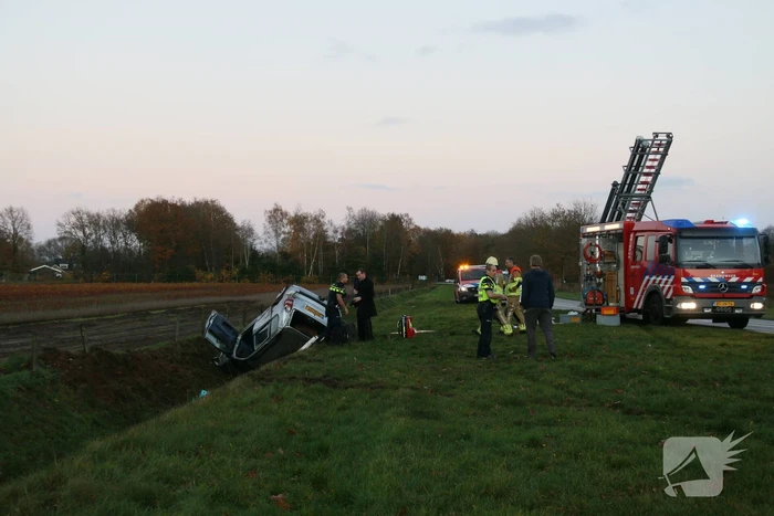 Personenauto belandt in sloot