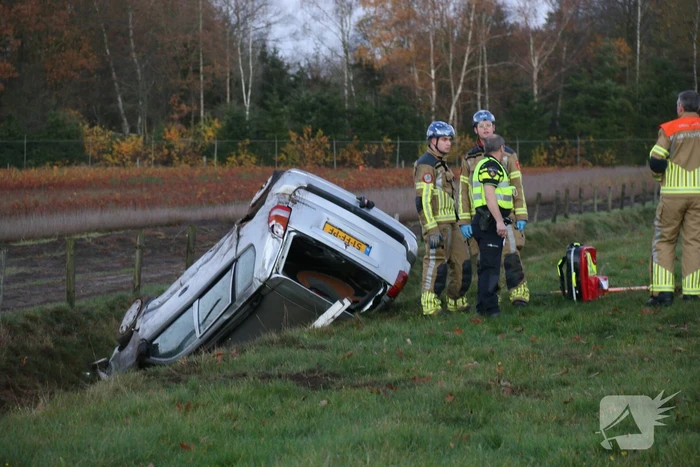 Personenauto belandt in sloot