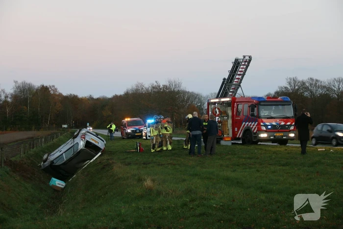 Personenauto belandt in sloot