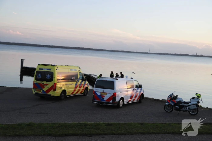 Auto belandt in water bij trailerhelling