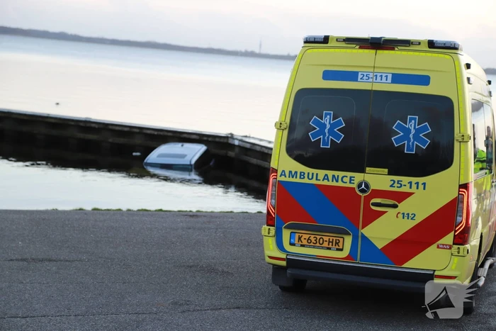 Auto belandt in water bij trailerhelling