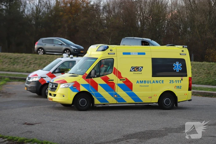 Auto belandt in water bij trailerhelling