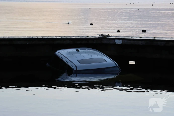 Auto belandt in water bij trailerhelling