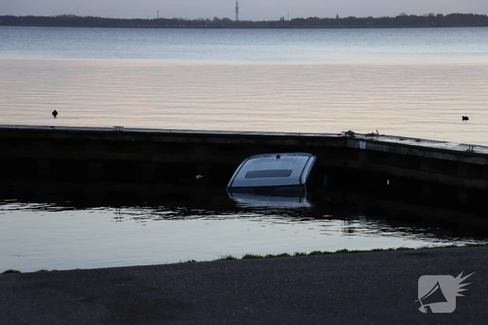 Auto belandt in water bij trailerhelling
