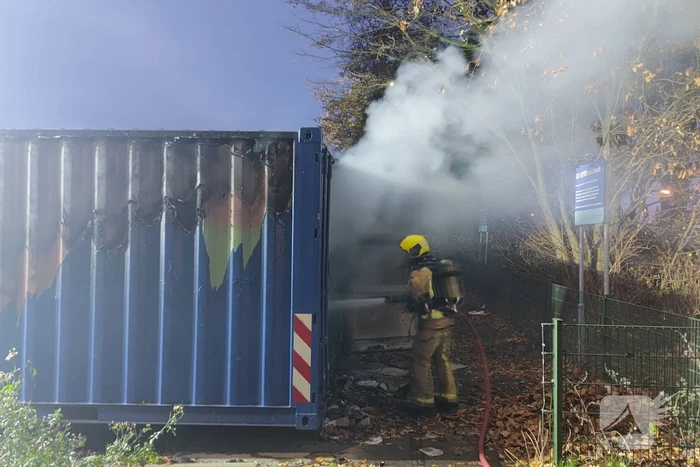 Brand in zeecontainer laait opnieuw op