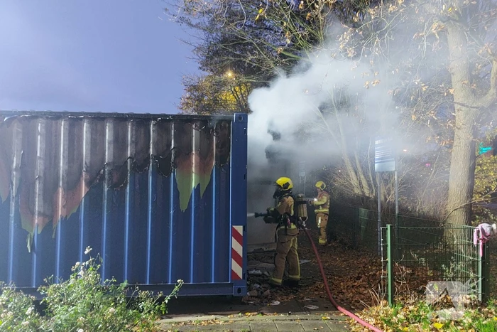 Brand in zeecontainer laait opnieuw op