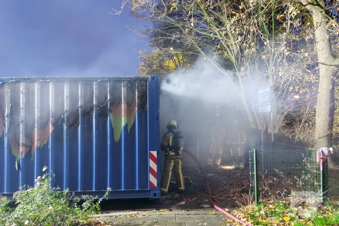 Brand in zeecontainer laait opnieuw op