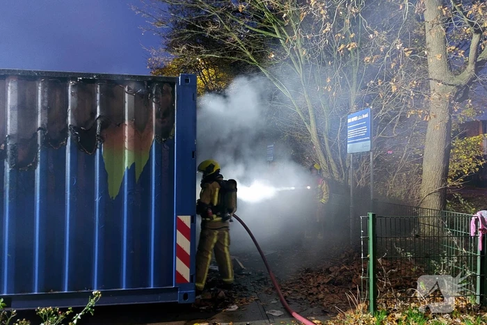 Brand in zeecontainer laait opnieuw op