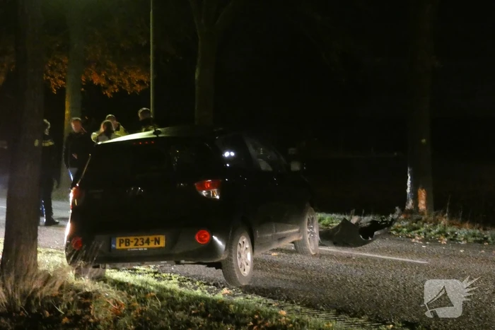 Auto raakt van de weg en botst tegen boom