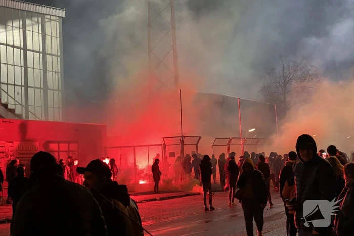 Honderden Cambuur-supporters dringen stadion binnen