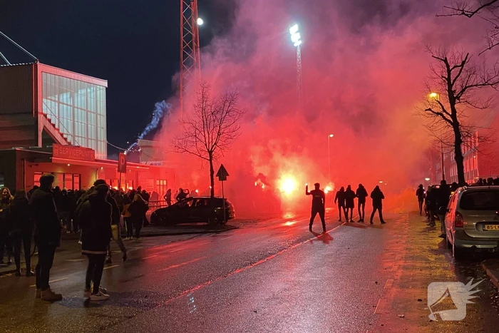 Honderden Cambuur-supporters dringen stadion binnen