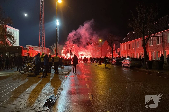 Honderden Cambuur-supporters dringen stadion binnen