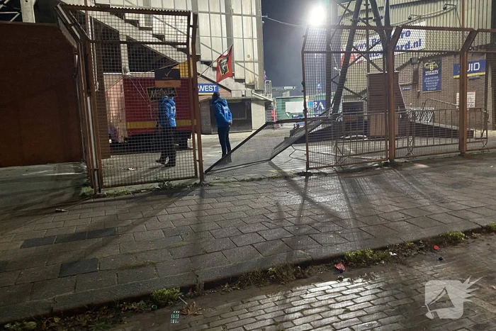 Honderden Cambuur-supporters dringen stadion binnen