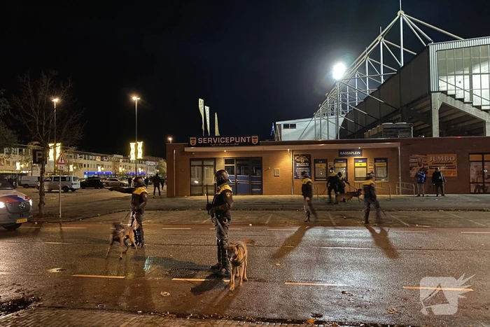 Honderden Cambuur-supporters dringen stadion binnen