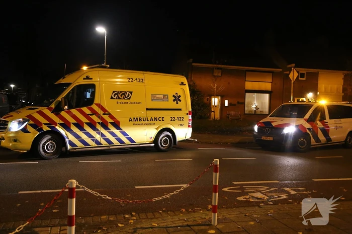 Personenauto en snorfietser met elkaar in botsing