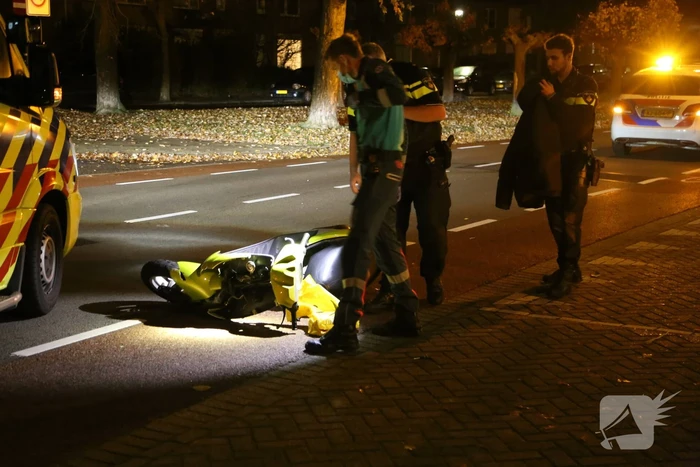 Personenauto en snorfietser met elkaar in botsing